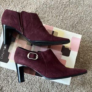 Bandolino Red Heeled Boots Elegant and Stylish
